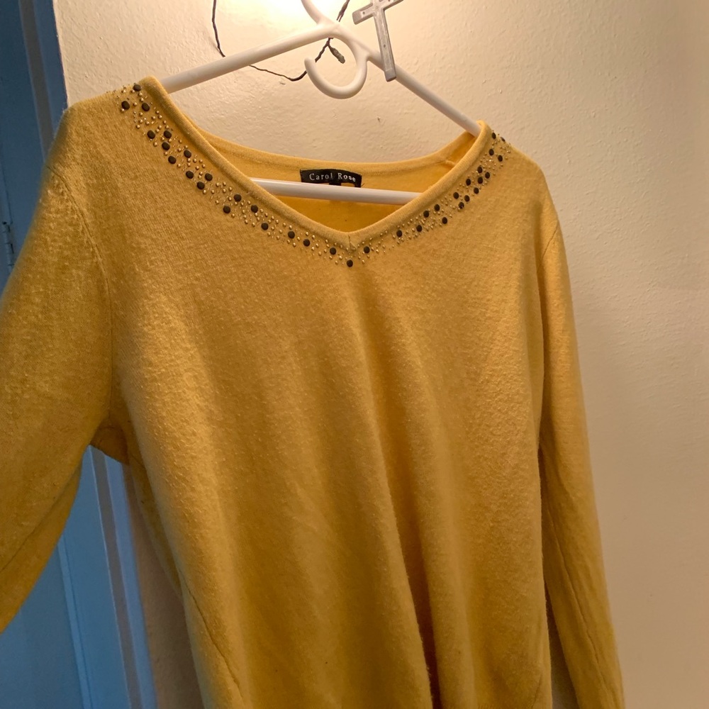 Yellow sweater with little jewel around the V-neck